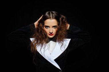 Kırmızı ruj siyah şık takım elbise modeli