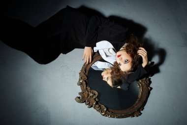 Bir kız ve ayna ile performans