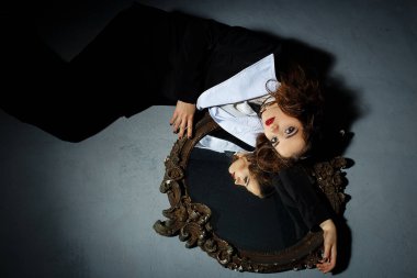 Bir kız ve ayna ile performans
