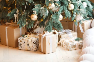 Yeni yıl süsleri ve hediyeleri