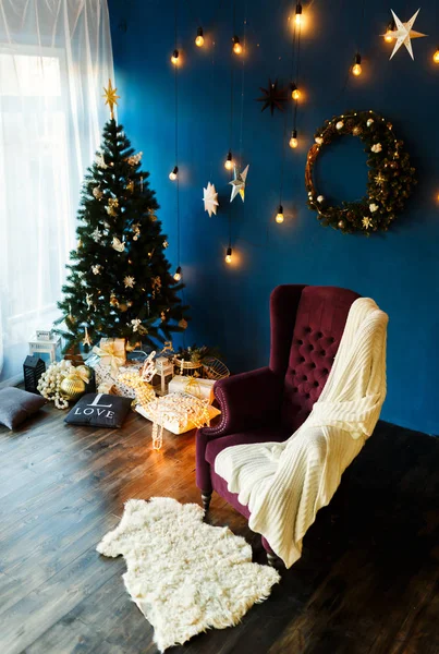 Quarto interior decorado em estilo de Natal — Fotografia de Stock