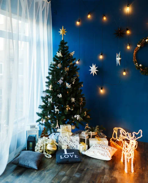 Innenraum weihnachtlich dekoriert — Stockfoto