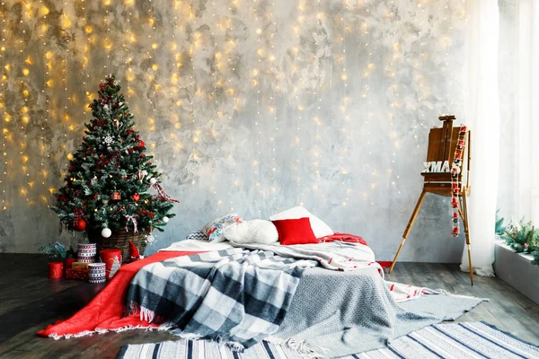 Quarto interior decorado em estilo de Natal — Fotografia de Stock