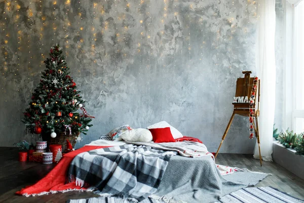 Quarto interior decorado em estilo de Natal — Fotografia de Stock