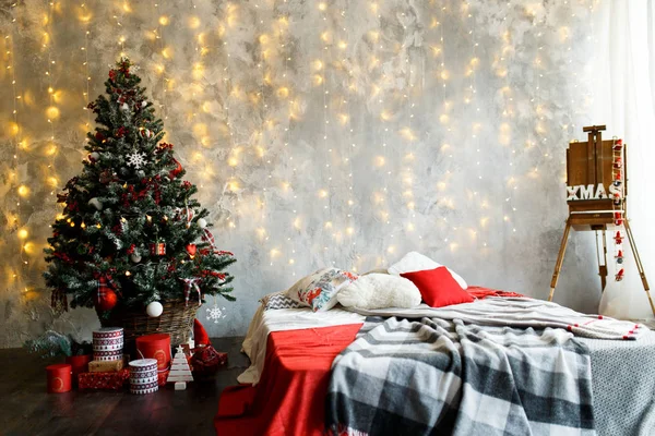 Quarto interior decorado em estilo de Natal — Fotografia de Stock