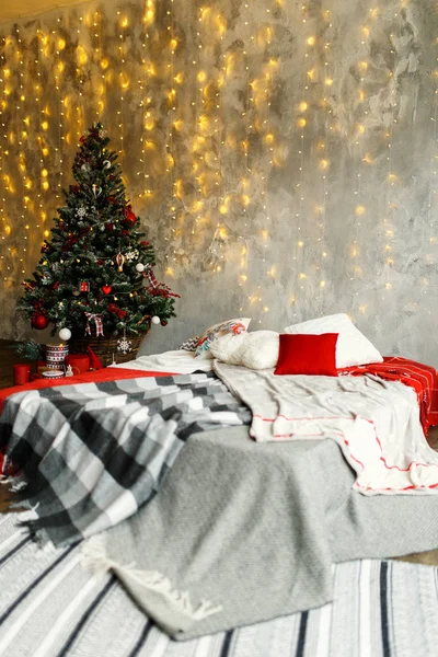 Quarto interior decorado em estilo de Natal — Fotografia de Stock