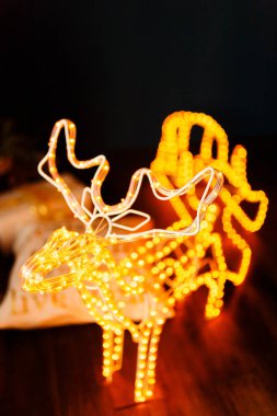 Yeni yıl parlayan Ren geyiği ile kızak