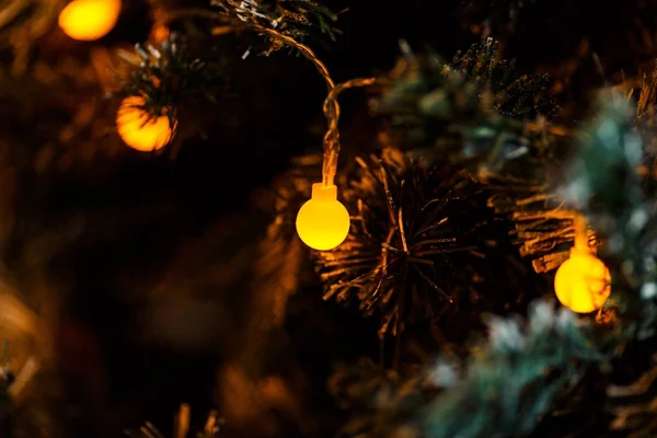 Julgran gren med dekorationer och bollar — Stockfoto