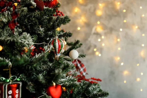 Vánoční borovice s dekoracemi a míčky — Stock fotografie