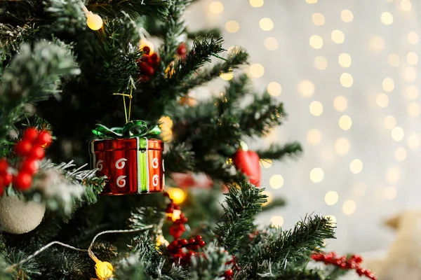 Χριστουγεννιάτικο κλαδί πεύκου με διακοσμήσεις και μπάλες — Φωτογραφία Αρχείου