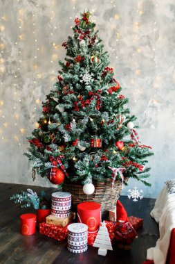 Oyuncak ve hediyelerle süslenmiş Noel ağacı