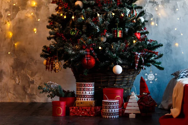 Weihnachtsbaum mit Spielzeug und Geschenken geschmückt — Stockfoto