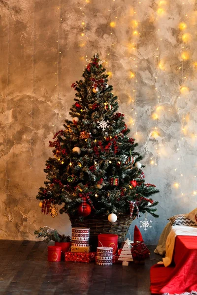 Árvore de Natal decorada com brinquedos e presentes — Fotografia de Stock