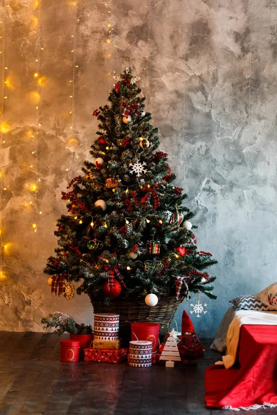 Julgran dekorerad med leksaker och presenter — Stockfoto