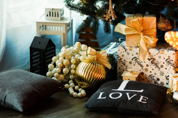Karácsonyi ajándékok a fa alatt — Stock Fotó