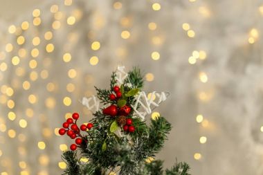 Süslemeleri ve topları olan Noel çamı dalı