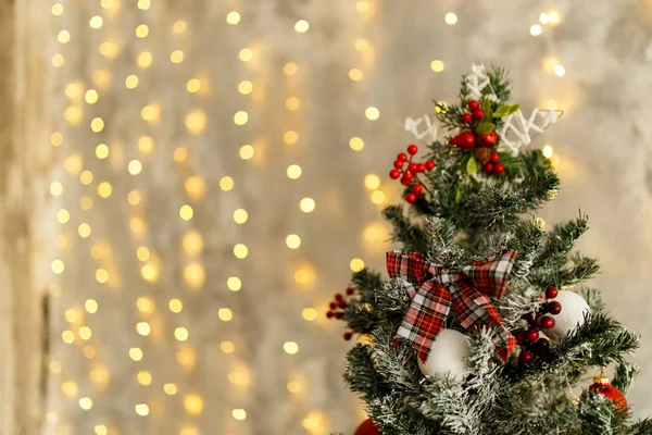 Vánoční borovice s dekoracemi a míčky — Stock fotografie