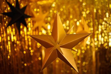 Beş köşeli altın parlayan yıldız