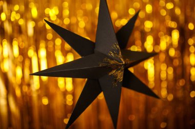 Beş köşeli siyah parlayan yıldız