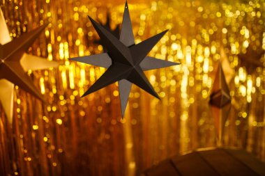 Beş köşeli siyah parlayan yıldız