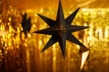 Beş köşeli siyah parlayan yıldız