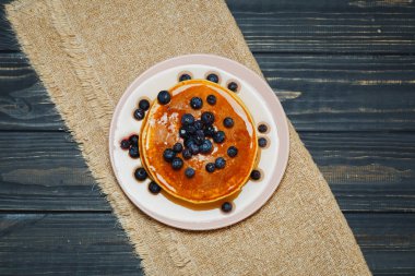 Bal ve yaban mersini ile Pancakes