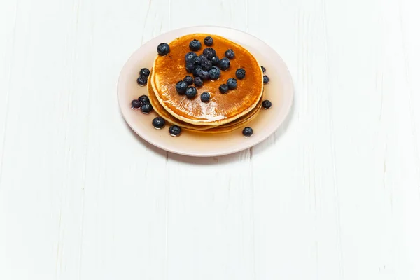 Pancake dengan madu dan blueberry diisolasi pada latar belakang putih . — Stok Foto