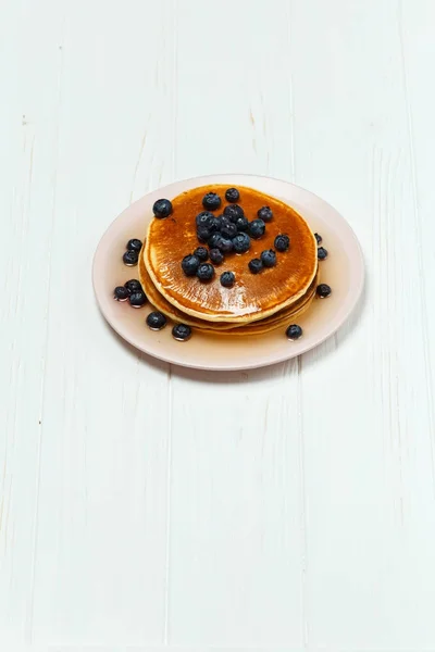 Pfannkuchen mit Honig und Blaubeeren isoliert auf weißem Hintergrund. — Stockfoto