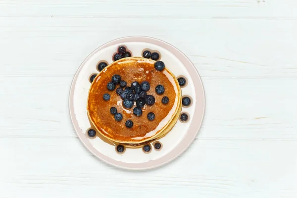 Pancake dengan madu dan blueberry diisolasi pada latar belakang putih . — Stok Foto