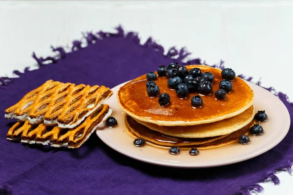 Crêpes de Noël au miel et aux myrtilles sur une serviette violette — Photo