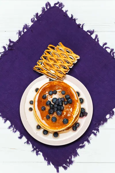 Natal pancake dengan madu dan blueberry pada serbet ungu — Stok Foto