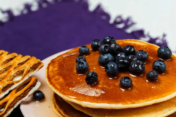 Weihnachten Pfannkuchen mit Honig und Blaubeeren auf einer violetten Serviette — Stockfoto
