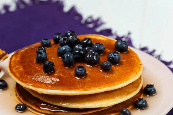 Crêpes de Noël au miel et aux myrtilles sur une serviette violette — Photo