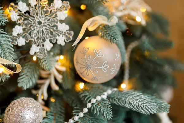 Detalhes do interior festivo com brinquedos de Natal e presentes — Fotografia de Stock