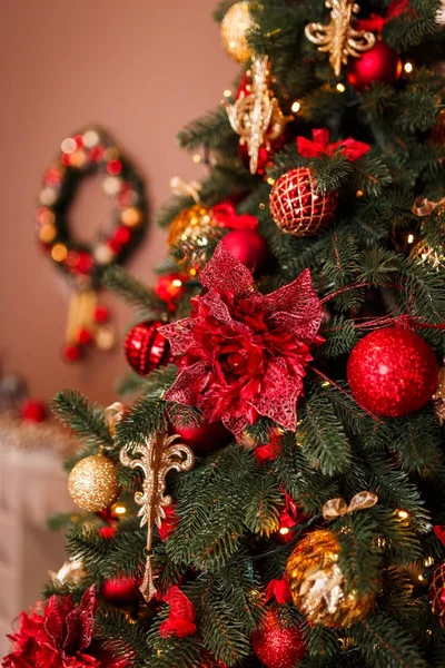 Podrobnosti o sváteční interiér s vánoční hračky a dárky — Stock fotografie