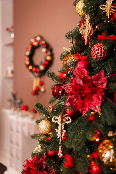 Детали праздничного интерьера с рождественскими игрушками и подарками — стоковое фото