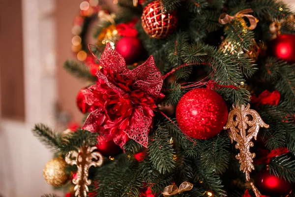 Details der festlichen Einrichtung mit weihnachtlichem Spielzeug und Geschenken — Stockfoto