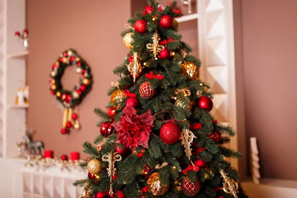 Detalhes do interior festivo com brinquedos de Natal e presentes — Fotografia de Stock