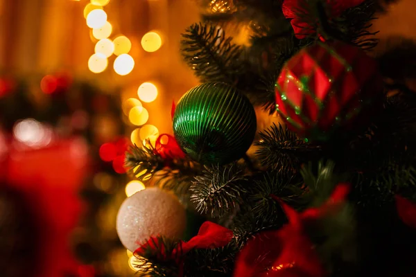 Julgran gren med dekorationer och bollar — Stockfoto