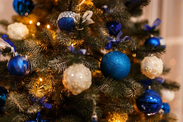 Branche de pin de Noël avec décorations et boules — Photo