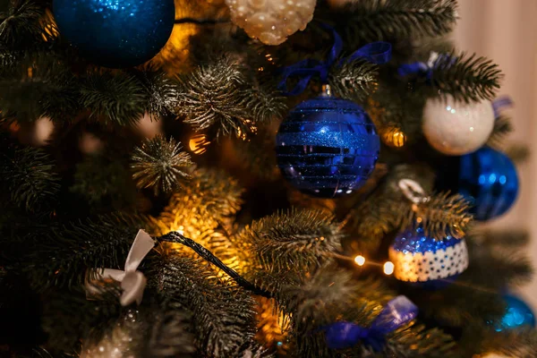 Karácsonyi fenyő ág dekorációk és labdák — Stock Fotó