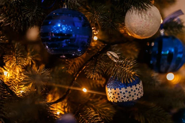 Χριστουγεννιάτικο κλαδί πεύκου με διακοσμήσεις και μπάλες — Φωτογραφία Αρχείου