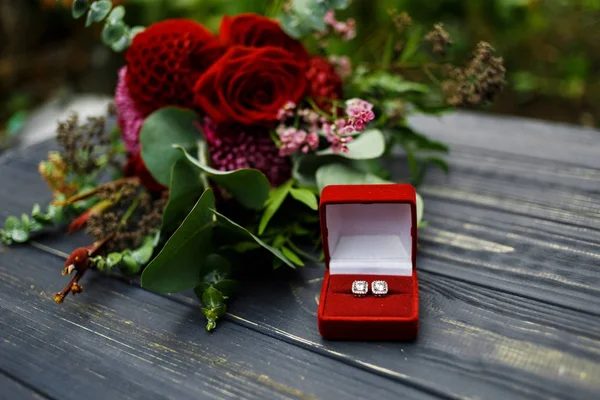 Oferta de boda con rosas y anillo de boda —  Fotos de Stock