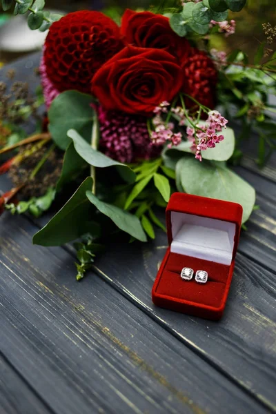 Oferta de boda con rosas y anillo de boda —  Fotos de Stock