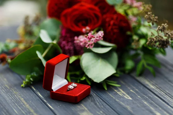 Oferta de boda con rosas y anillo de boda —  Fotos de Stock