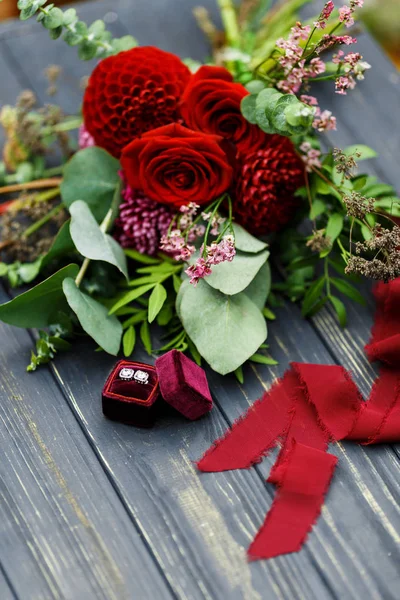 Oferta de boda con rosas y anillo de boda —  Fotos de Stock