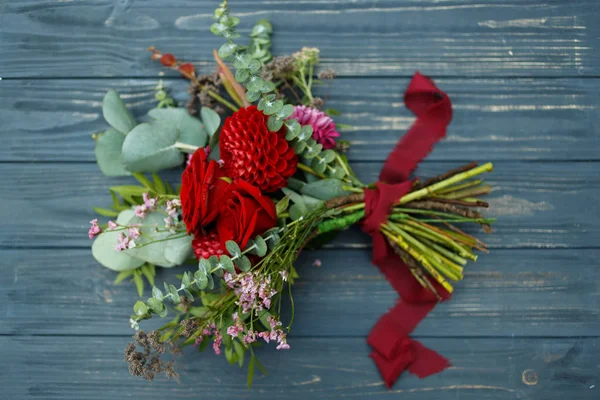 Červené kytice s zahradní růže, eukalyptus a Jiřiny — Stock fotografie