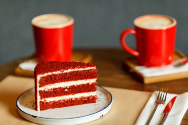 Ahududu ile kahve ve kırmızı pasta ile kırmızı su bardağı