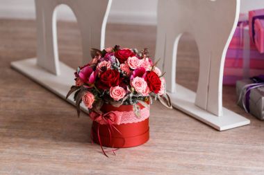 bir çiçek kova şeklinde Sevgililer günü için hediye