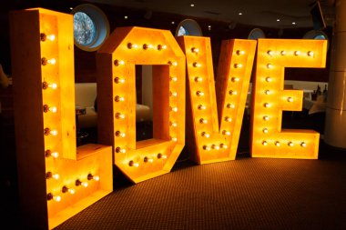 Parlak harfler ampulleri yapılan aşk